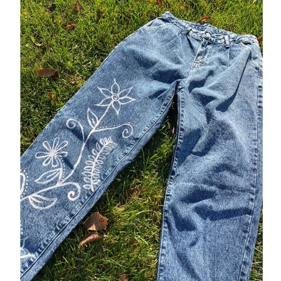 Upcycled Jeans Floral Baggy Dark Wash Hand-Painted Design Women - Picture 3 of 4